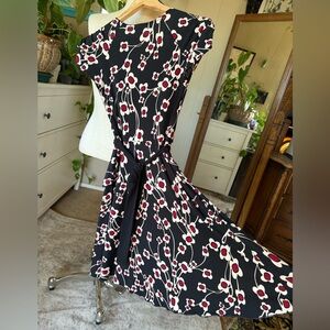 Wrapper Women's Black Floral Short Sleeve V-neck with belt Dress Size S